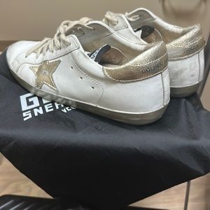Authentic superstar golden goose sneakers. Well kept! They’re clean and ready!